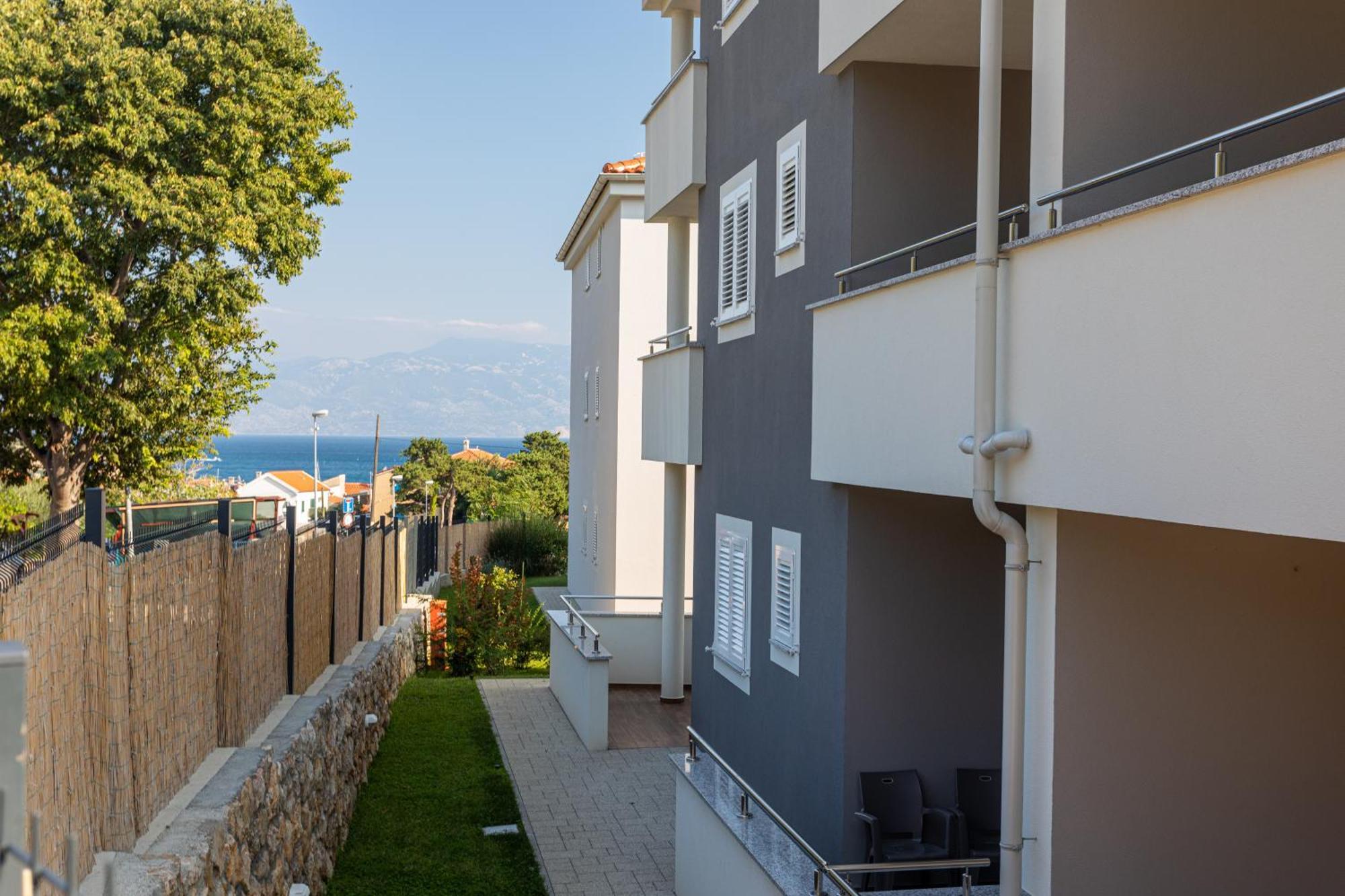 Apartments Crnekovic Tomislava 8A Baska  Exterior photo