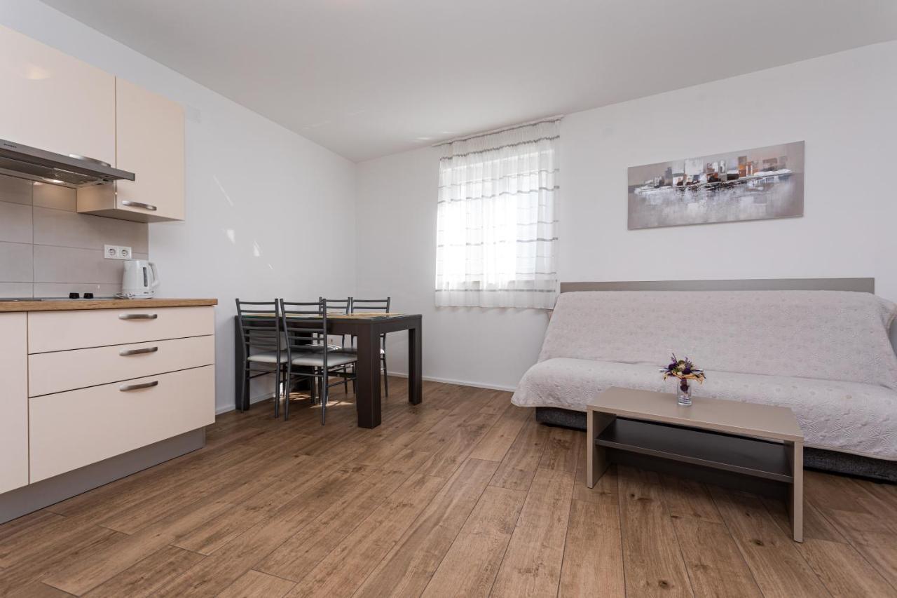 Apartments Crnekovic Tomislava 8A Baska  Exterior photo