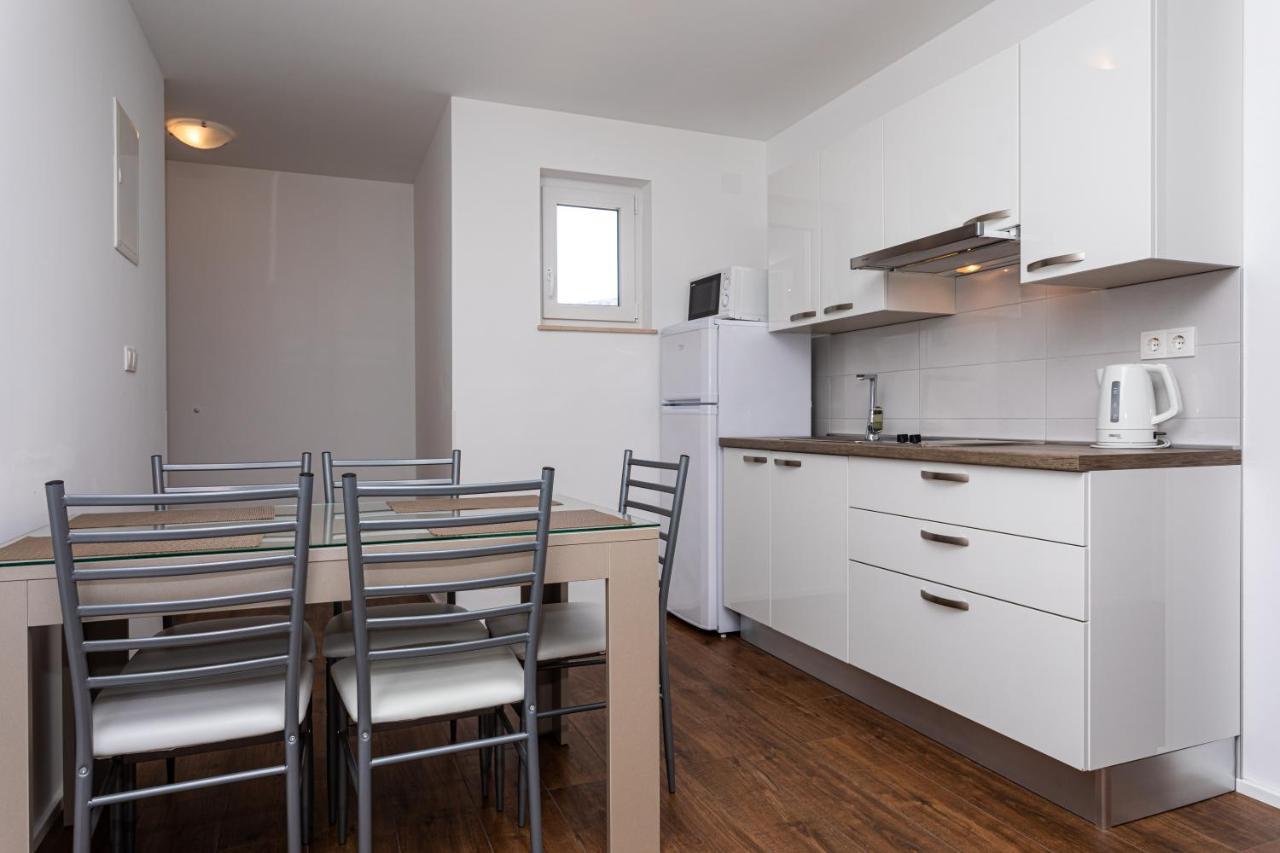 Apartments Crnekovic Tomislava 8A Baska  Exterior photo