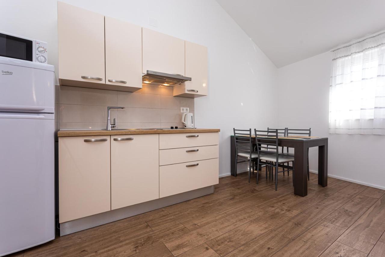 Apartments Crnekovic Tomislava 8A Baska  Exterior photo